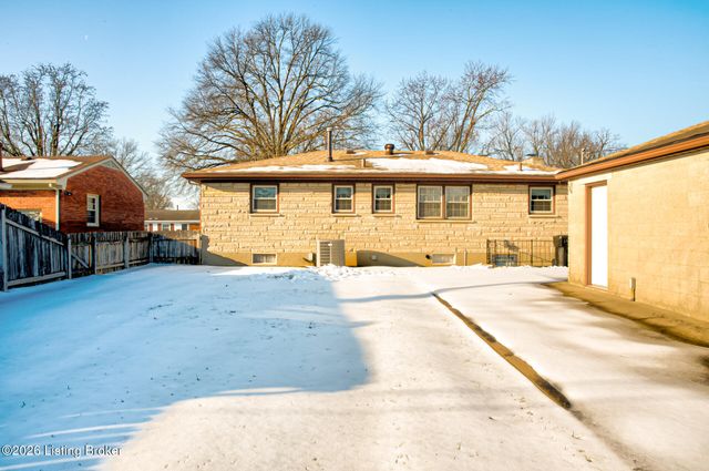 3911 Woodgate Ln, Louisville, KY 40220