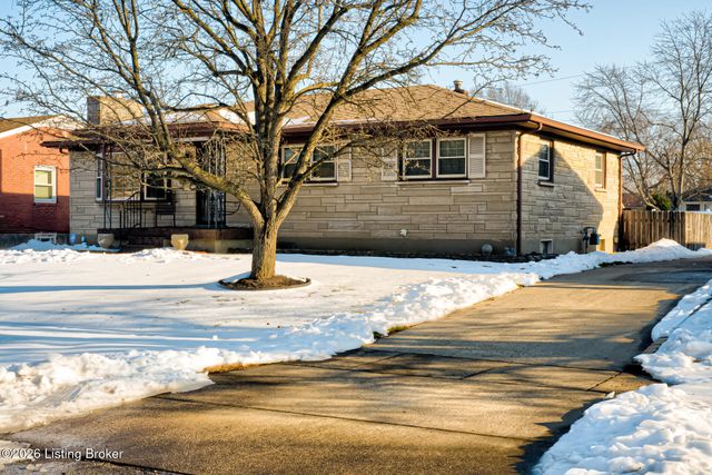 3911 Woodgate Ln, Louisville, KY 40220