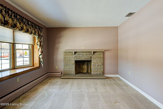 3911 Woodgate Ln, Louisville, KY 40220