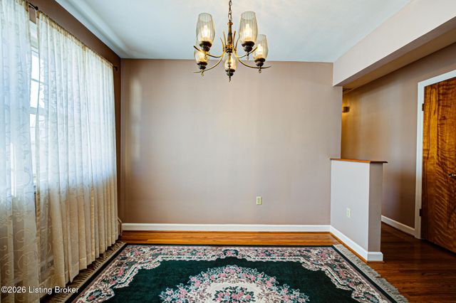 3911 Woodgate Ln, Louisville, KY 40220