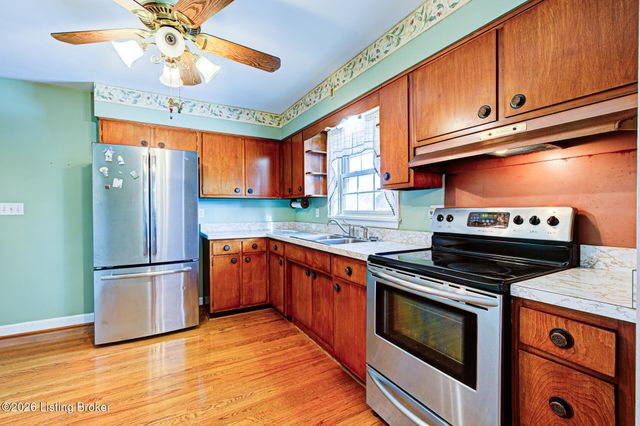 3911 Woodgate Ln, Louisville, KY 40220