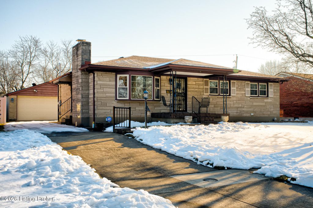 3911 Woodgate Ln, Louisville, KY 40220