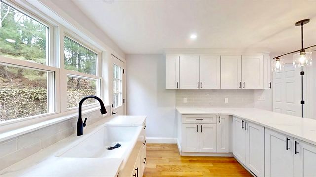 8 Reardon Rd, Hudson, MA 01749