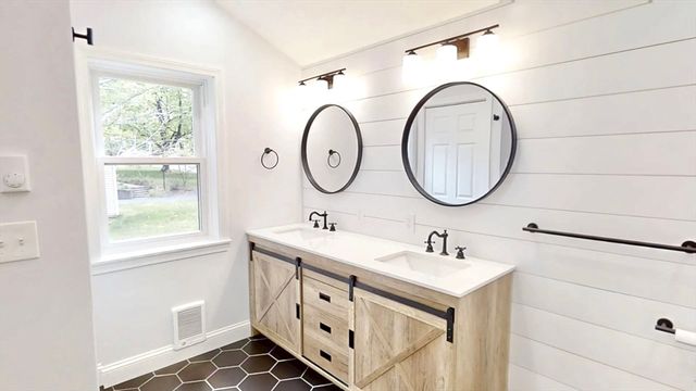 8 Reardon Rd, Hudson, MA 01749