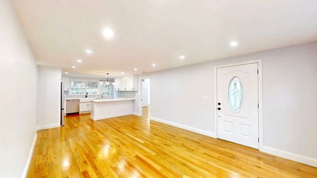 8 Reardon Rd, Hudson, MA 01749