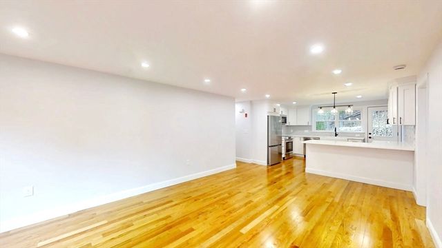 8 Reardon Rd, Hudson, MA 01749