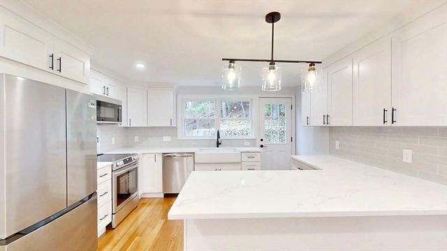 8 Reardon Rd, Hudson, MA 01749