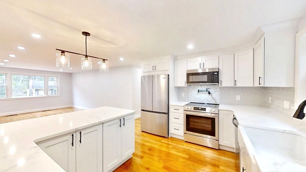 8 Reardon Rd, Hudson, MA 01749