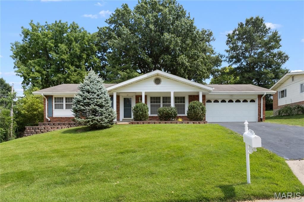 24 Forest Crest Drive, Chesterfield, MO 63017