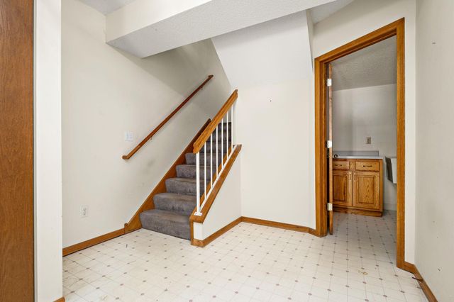15665 24th Avenue N F, Plymouth, MN 55447