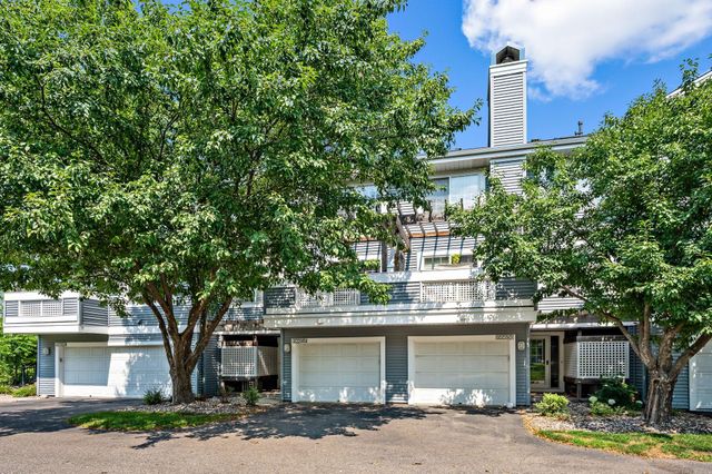 15665 24th Avenue N F, Plymouth, MN 55447