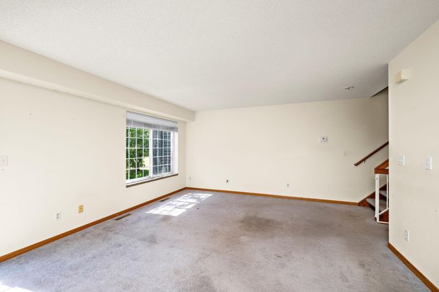 15665 24th Avenue N F, Plymouth, MN 55447