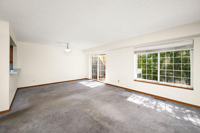 15665 24th Avenue N F, Plymouth, MN 55447