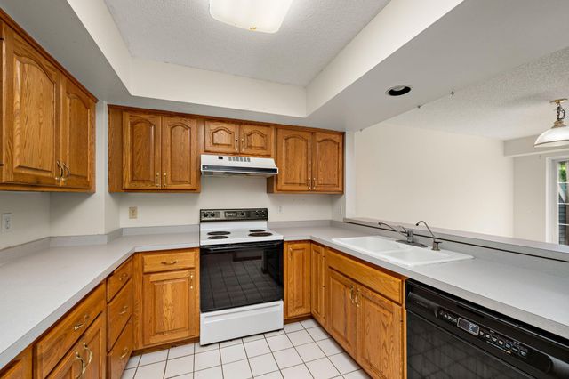 15665 24th Avenue N F, Plymouth, MN 55447