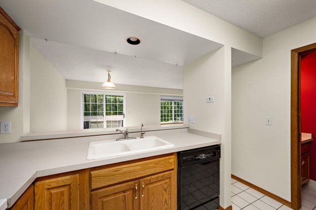 15665 24th Avenue N F, Plymouth, MN 55447