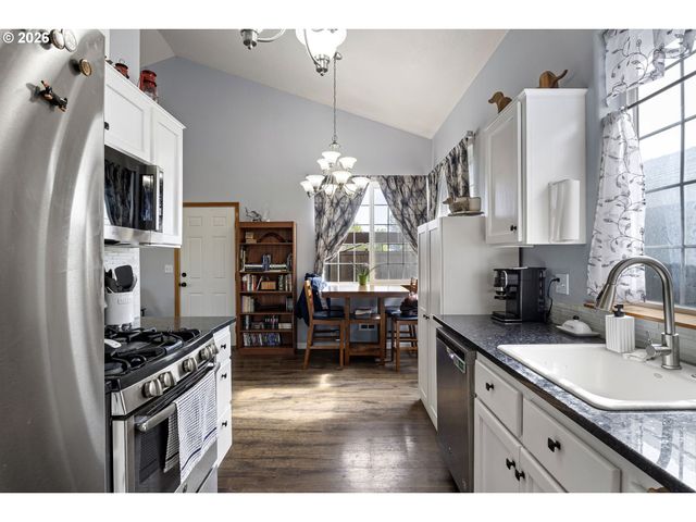 2029 PLENTYWOOD Ln, Eugene, OR 97404