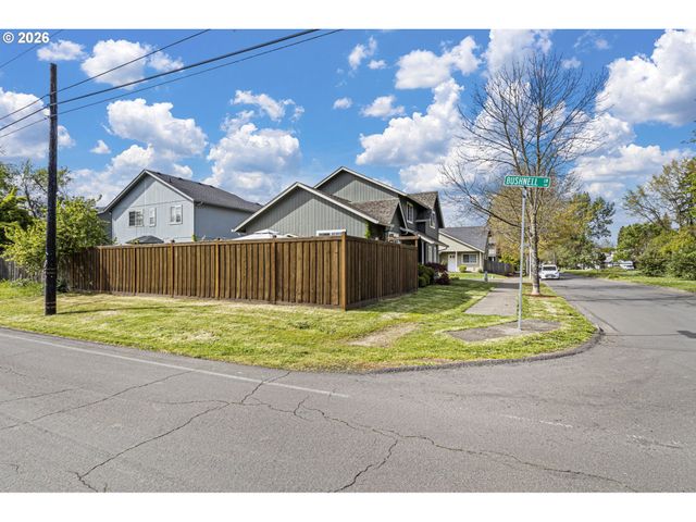 2029 PLENTYWOOD Ln, Eugene, OR 97404