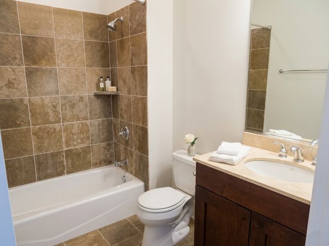 2054 W Chase Avenue 2S, Chicago, IL 60645
