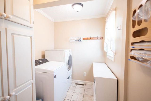 6017 Woods Edge Lane, Kernersville, NC 27284