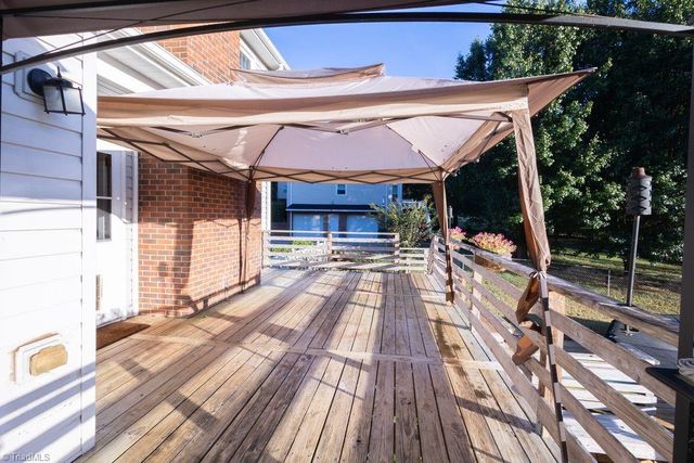 6017 Woods Edge Lane, Kernersville, NC 27284