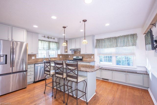 6017 Woods Edge Lane, Kernersville, NC 27284