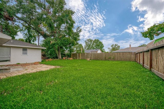 1126 W Belgravia Drive, Pearland, TX 77584