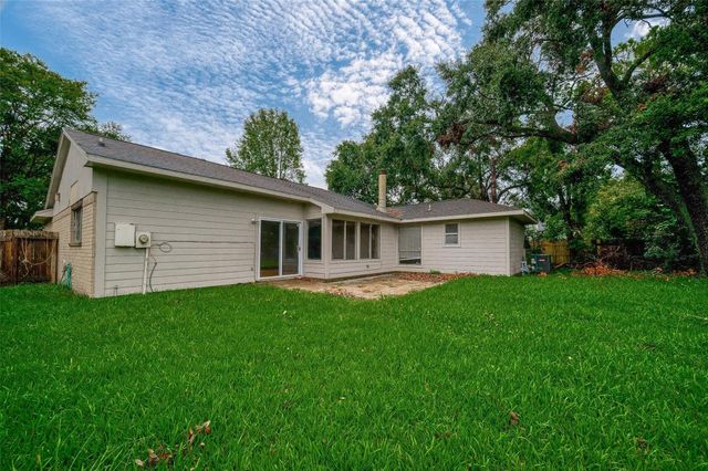 1126 W Belgravia Drive, Pearland, TX 77584