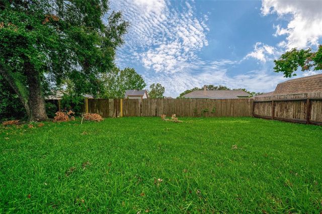1126 W Belgravia Drive, Pearland, TX 77584