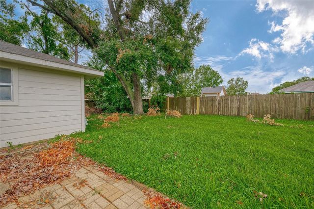 1126 W Belgravia Drive, Pearland, TX 77584