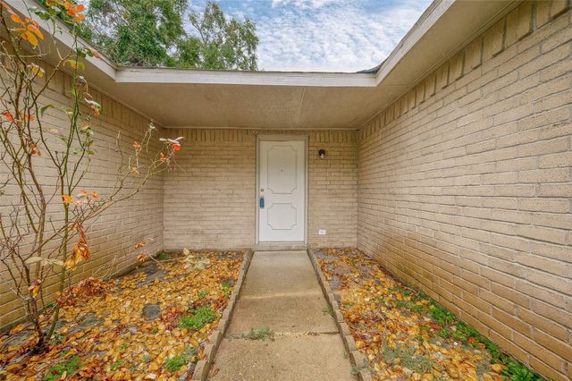 1126 W Belgravia Drive, Pearland, TX 77584