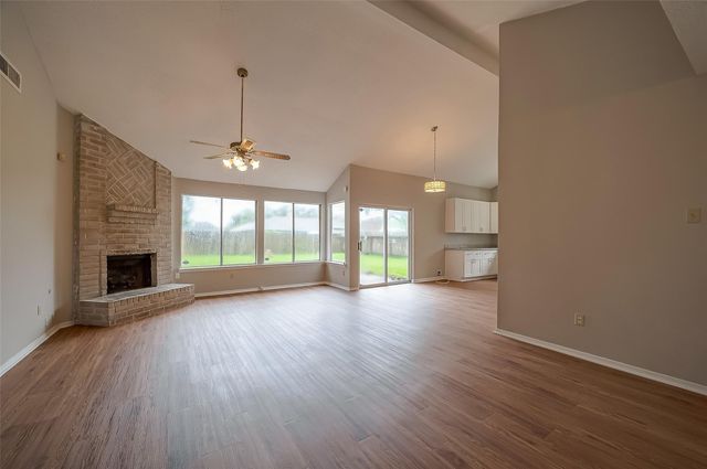 1126 W Belgravia Drive, Pearland, TX 77584