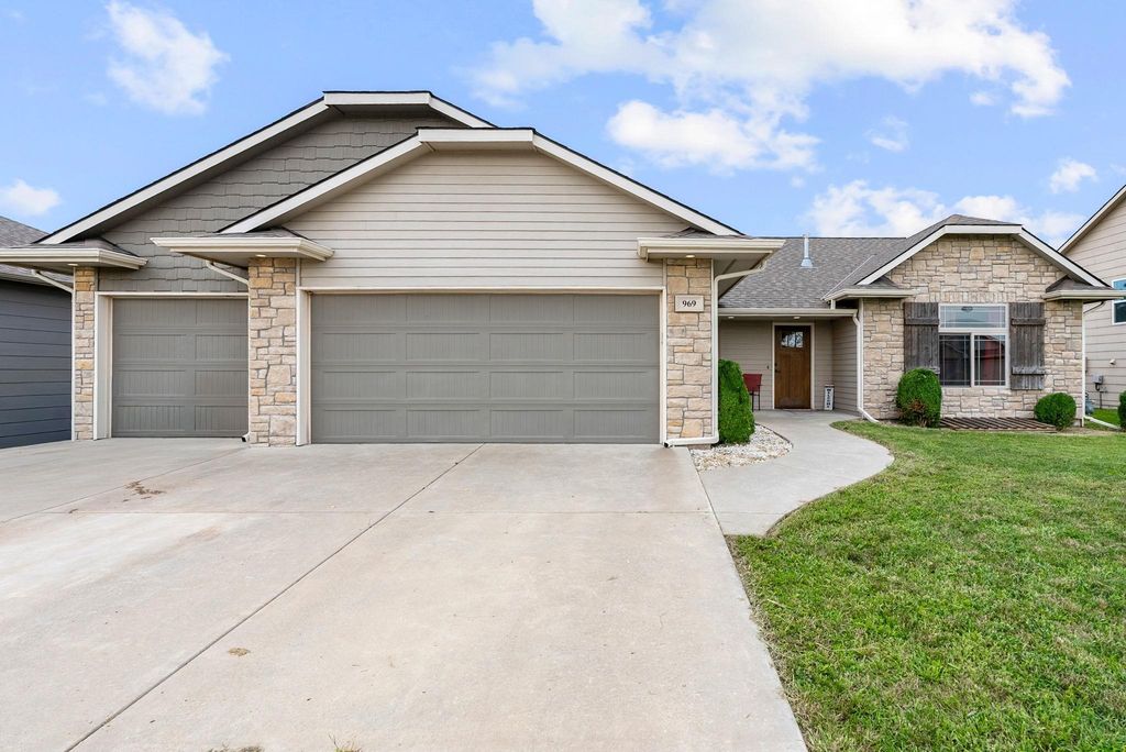 969 Cedar Brook Cir, Mulvane, KS 67110