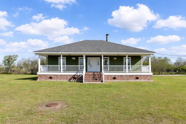 304 Country Village Drive, Raceland, LA 70394