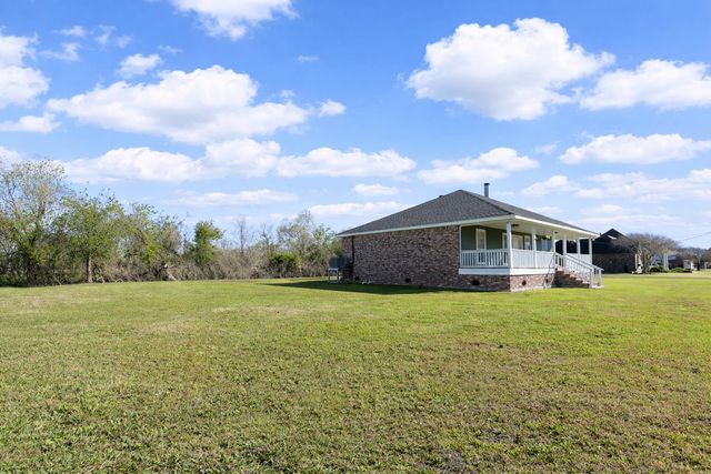 304 Country Village Drive, Raceland, LA 70394