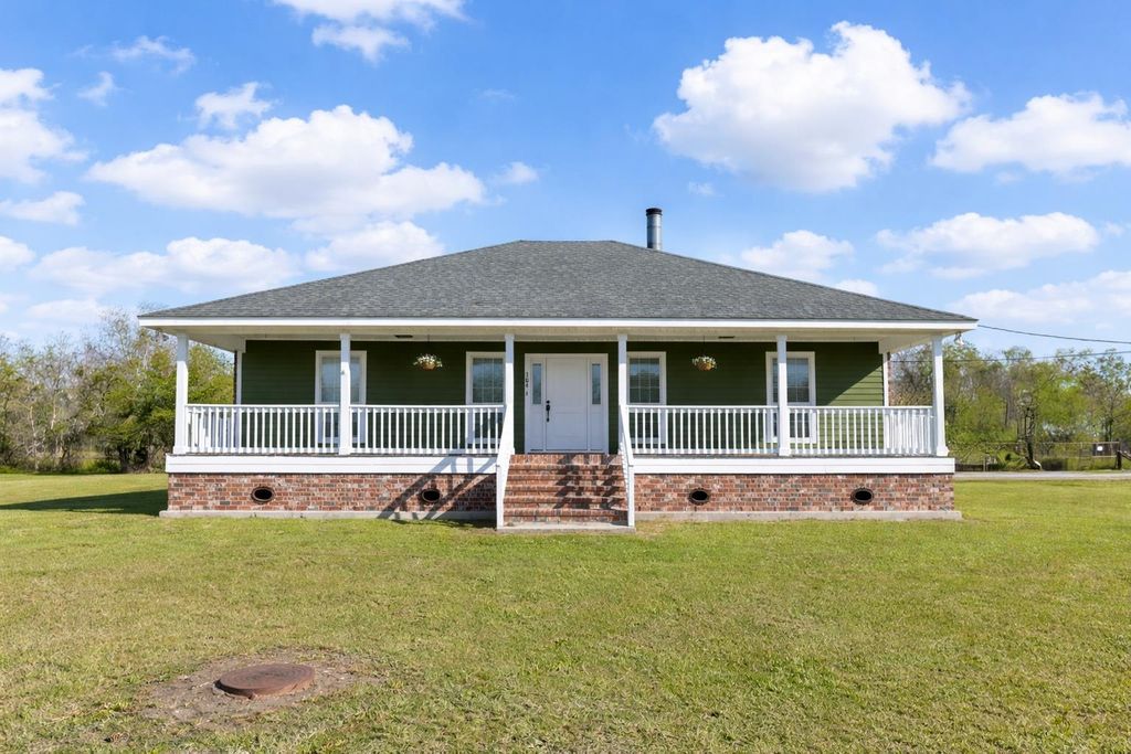 304 Country Village Drive, Raceland, LA 70394