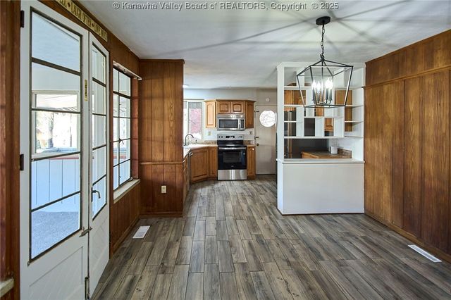 907 Valley Road, Charleston, WV 25302