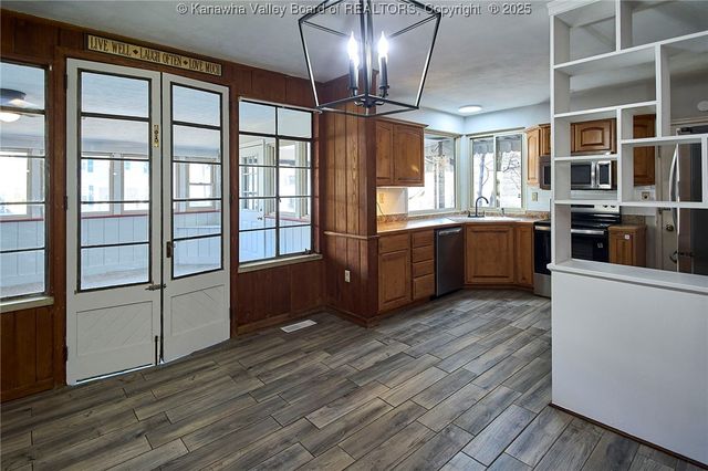 907 Valley Road, Charleston, WV 25302