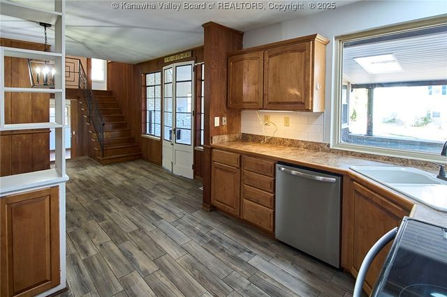 907 Valley Road, Charleston, WV 25302