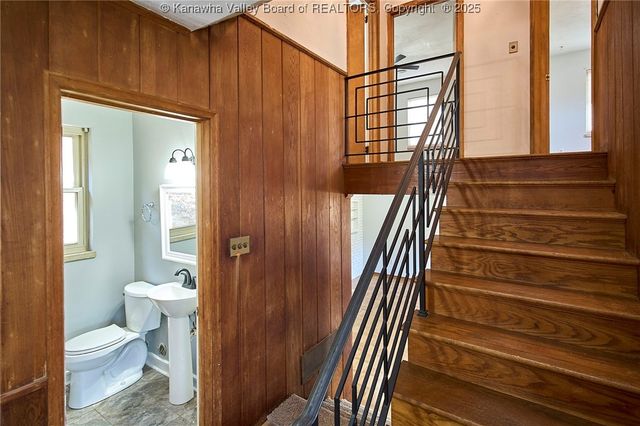 907 Valley Road, Charleston, WV 25302