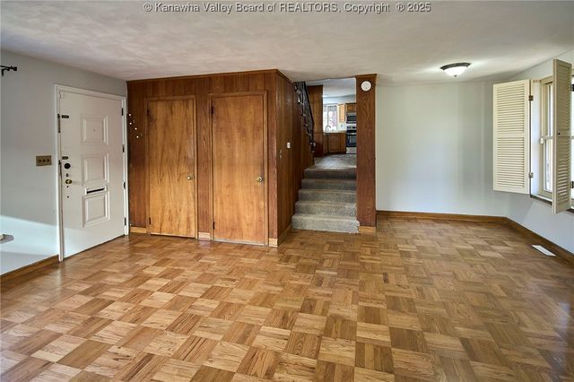 907 Valley Road, Charleston, WV 25302