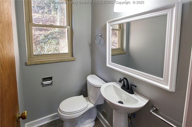 907 Valley Road, Charleston, WV 25302