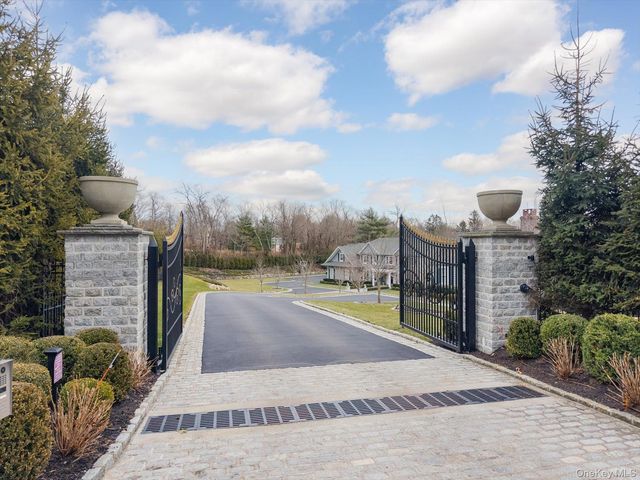 365 Split Rock Road, Syosset, NY 11791
