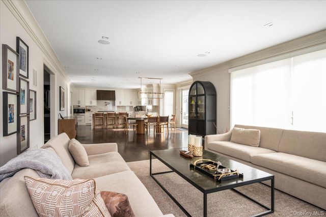 365 Split Rock Road, Syosset, NY 11791