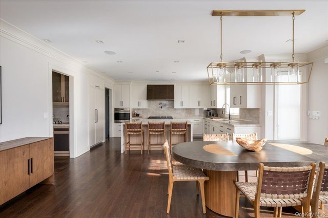 365 Split Rock Road, Syosset, NY 11791