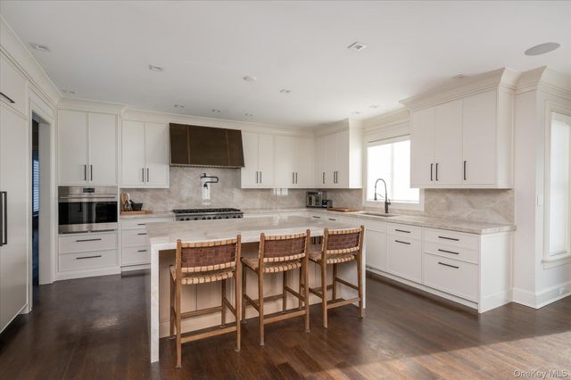 365 Split Rock Road, Syosset, NY 11791