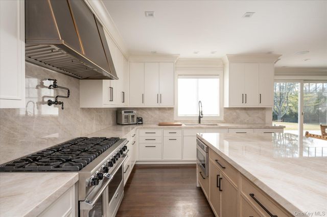 365 Split Rock Road, Syosset, NY 11791