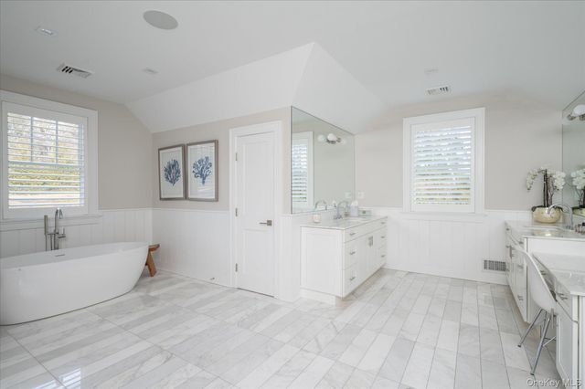 365 Split Rock Road, Syosset, NY 11791