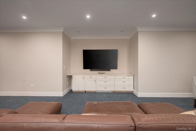 365 Split Rock Road, Syosset, NY 11791