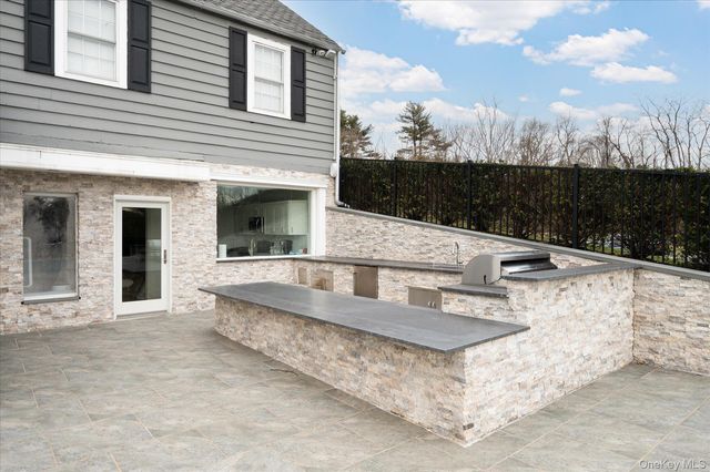 365 Split Rock Road, Syosset, NY 11791