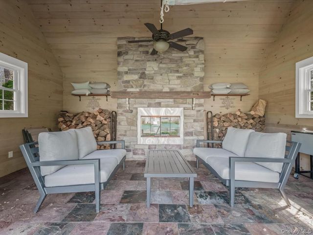 3 Sachem Lane, East Quogue, NY 11942